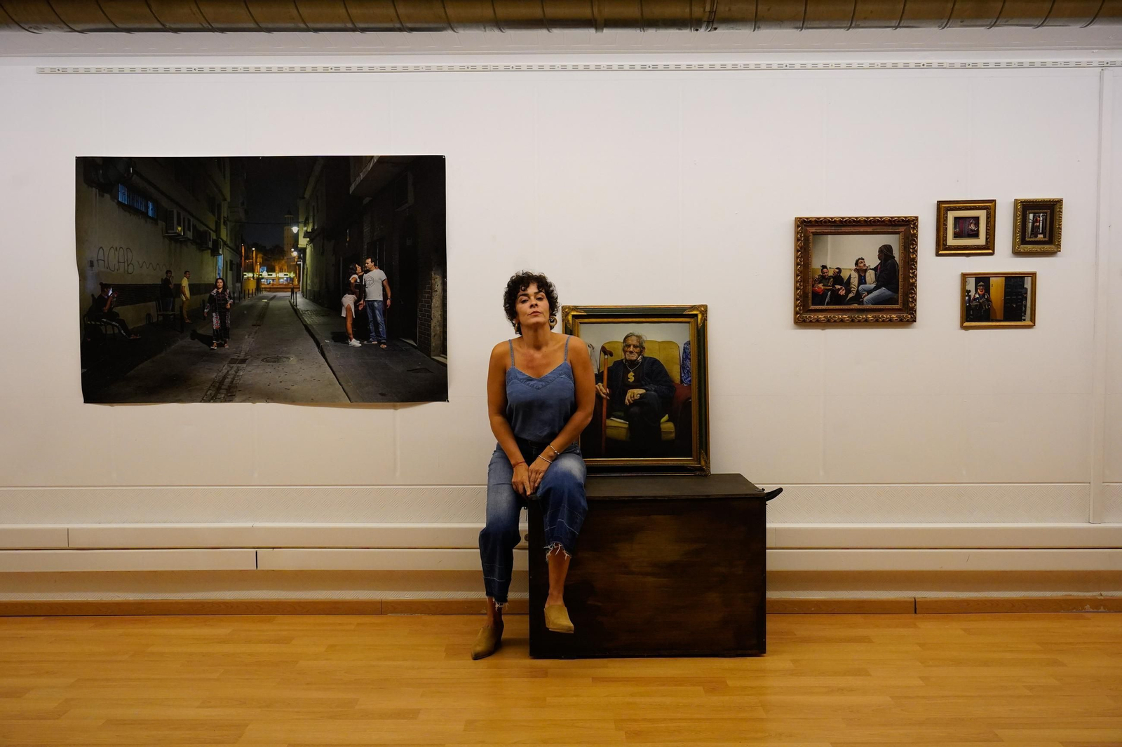 Fotos a Natalia Leiva con su exposición Miénteme, dime que me quieres