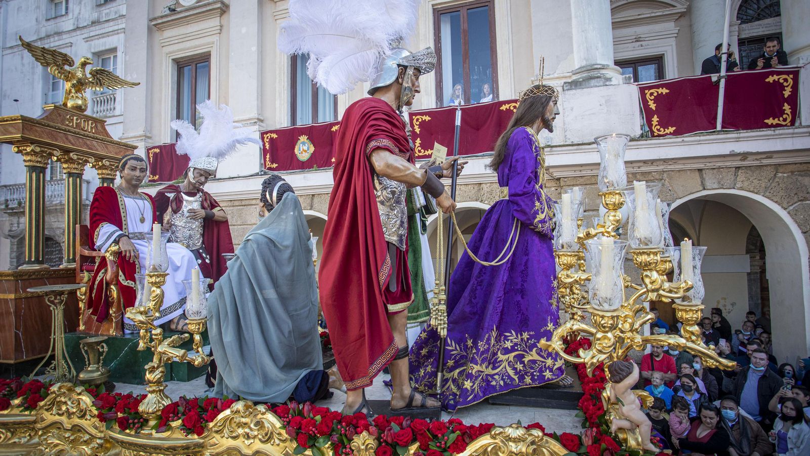 El paso de misterio de Sentencia pasa por delante del Ayuntamiento de Cádiz. El paso de misterio de Sentencia pasa por delante del Ayuntamiento de Cádiz.