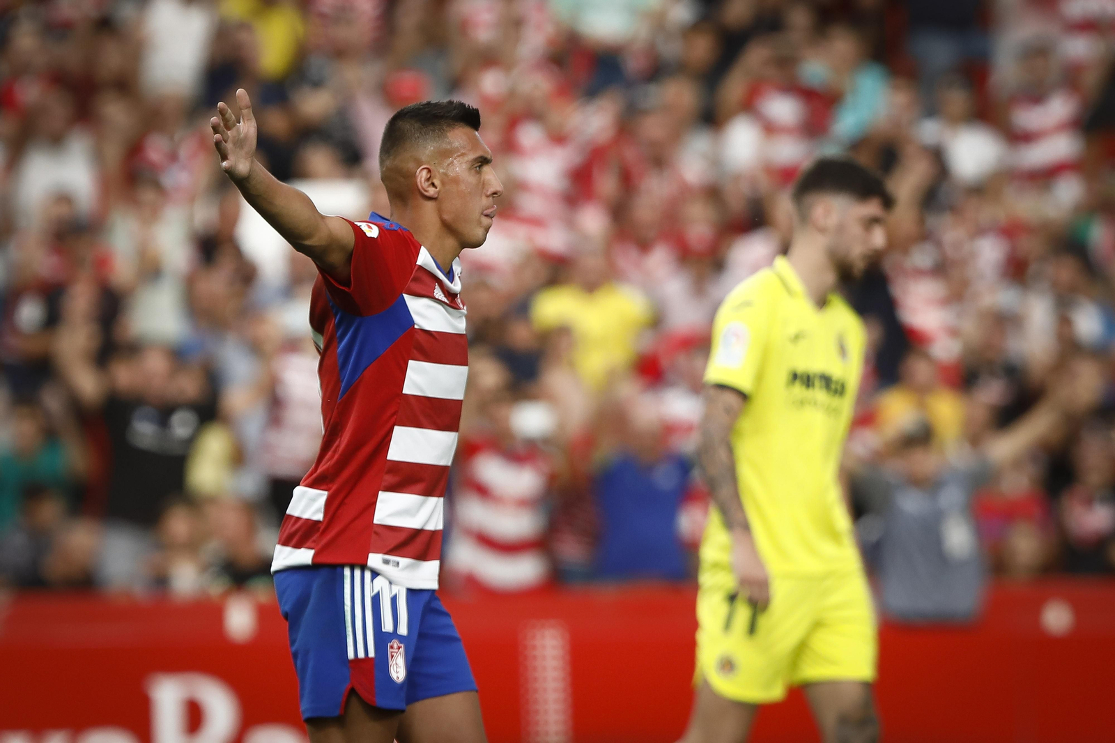 Uzuni celebra el segundo tanto rojiblanco.