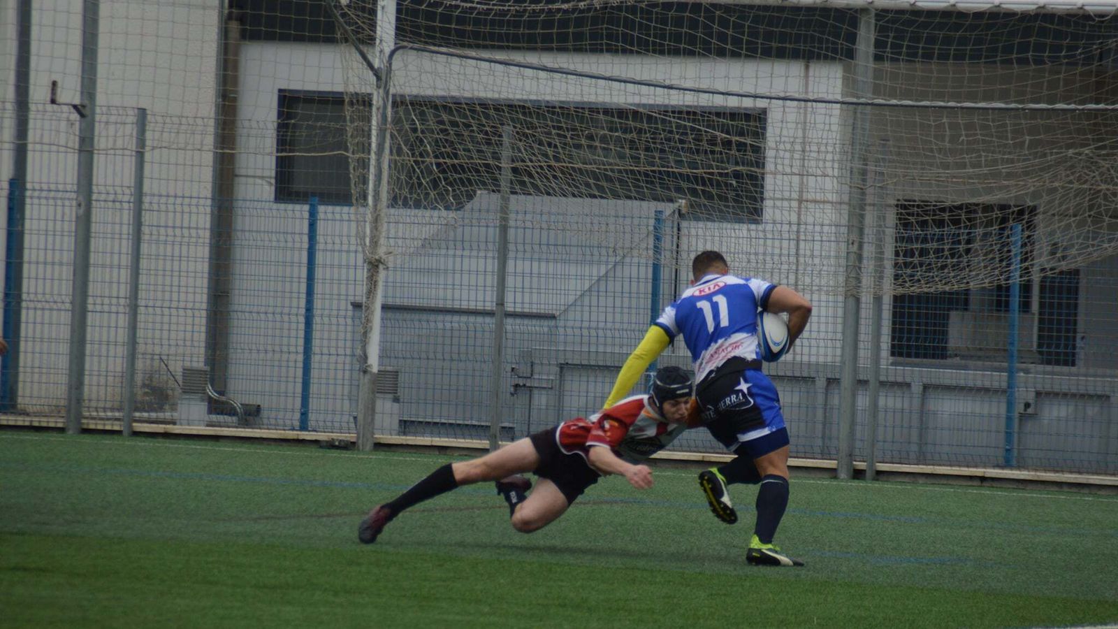 Un jugador del Mezquita intenta placar al visitante Medrano.