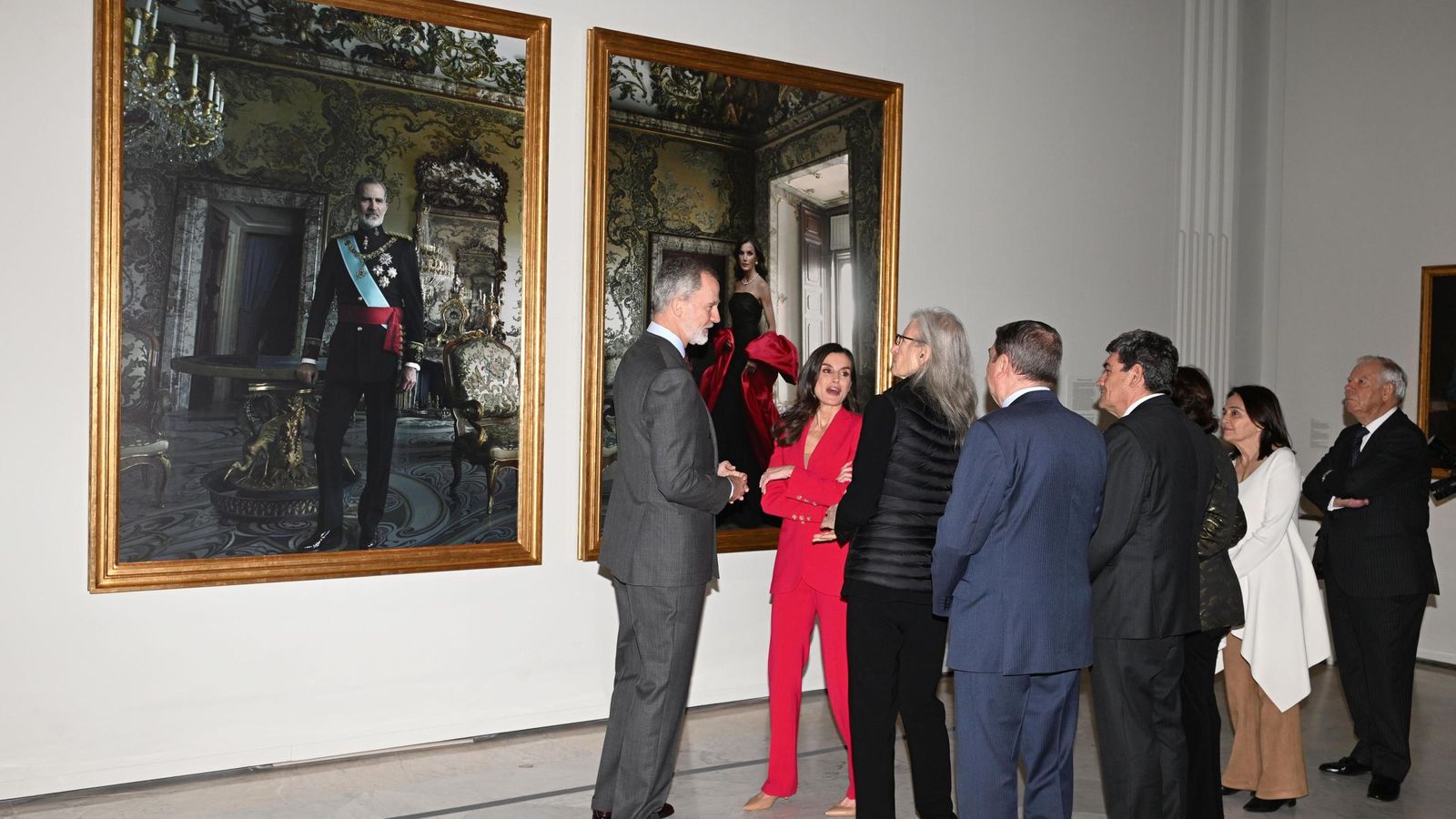 Los Reyes hablan con Annie Leibovitz junto a las autoridades del Banco de España