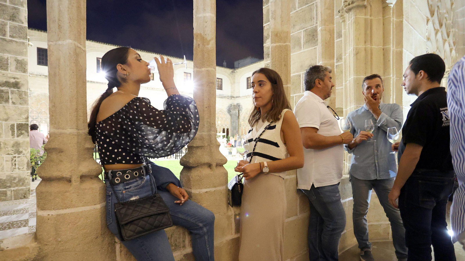 Jóvenes catando vinos, ayer en los Claustros.