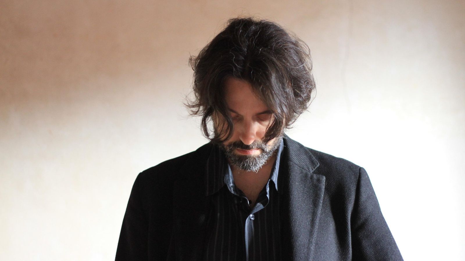 Andrés Neuman posando