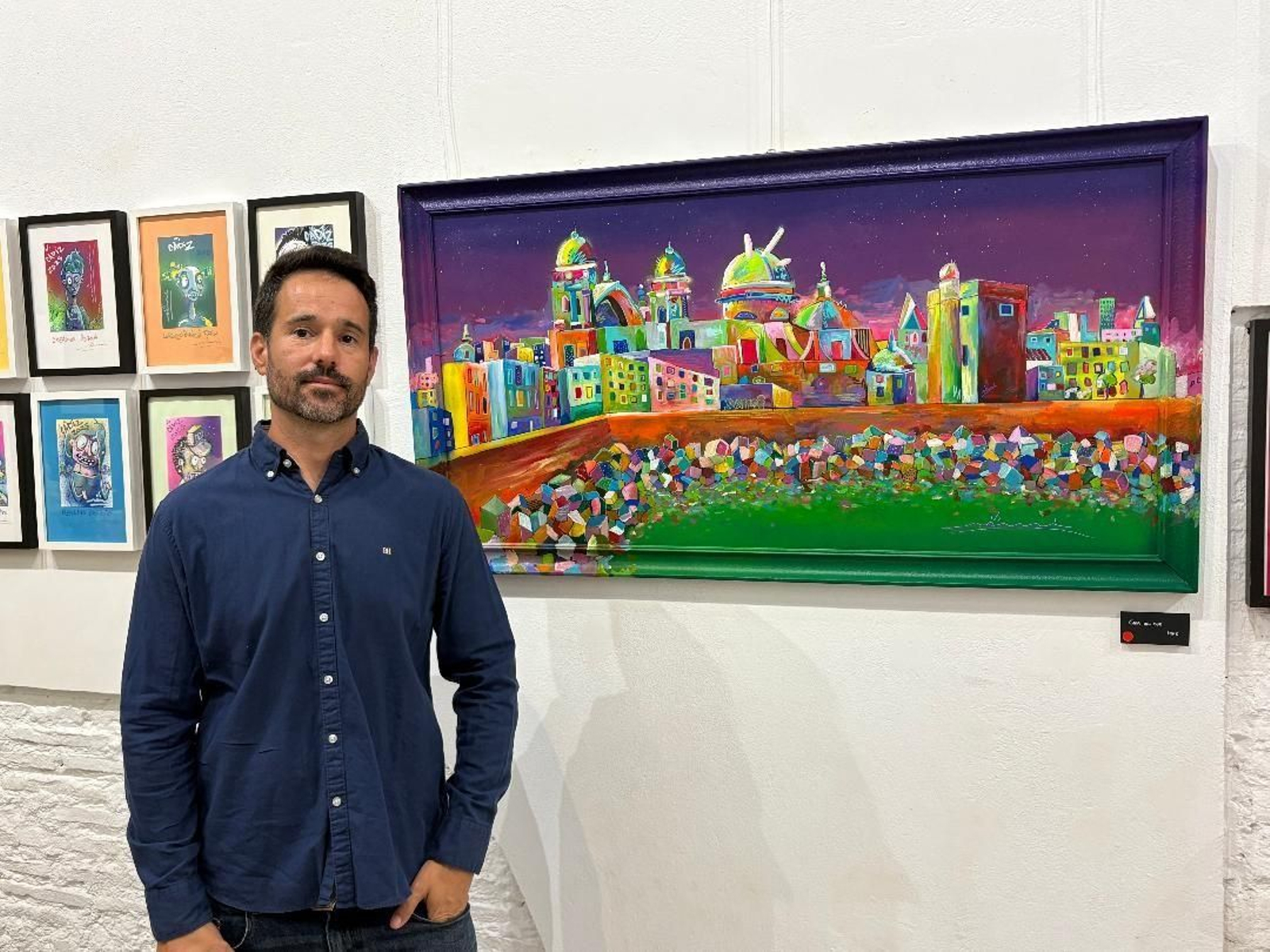 El pintor Antonio Asencio, ante una de sus obras, durante la inauguración de la exposición.