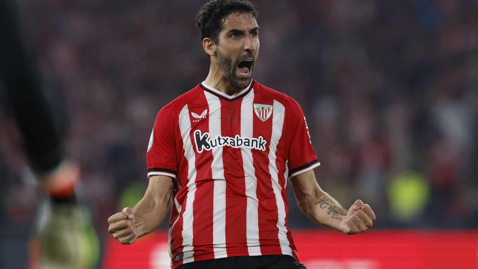 Raúl García festeja el primer penalti anotado por el Athletic.