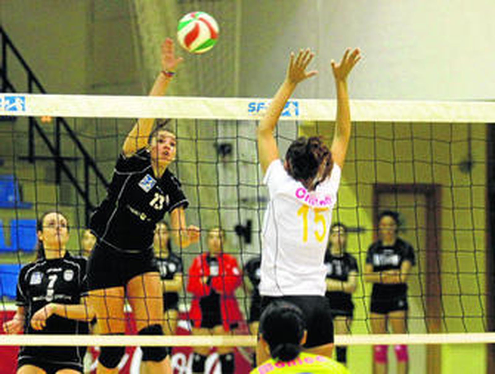 El Universidad se deja remontar por el líder