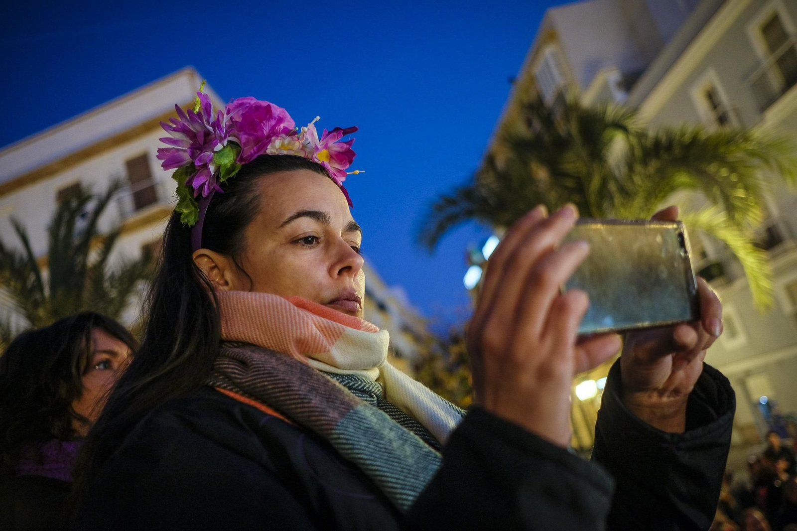 Concentración de colectivos feministas en la plaza de San Juan de Dios de Cádiz bajo el lema 'Ni un paso atrás'