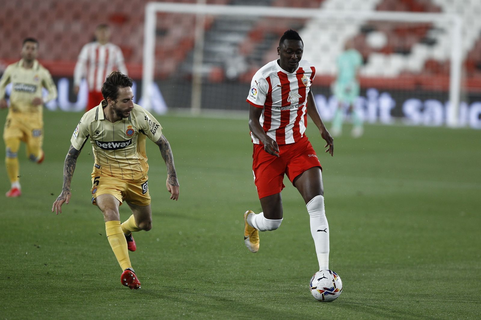 Sadiq, que hizo el 1-0, se marcha en velocidad de Calero