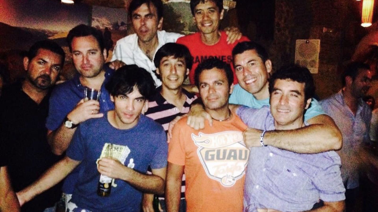 Pedro (arriba, con camisa blanca) y amigos, en Tarifa, en 2014.
