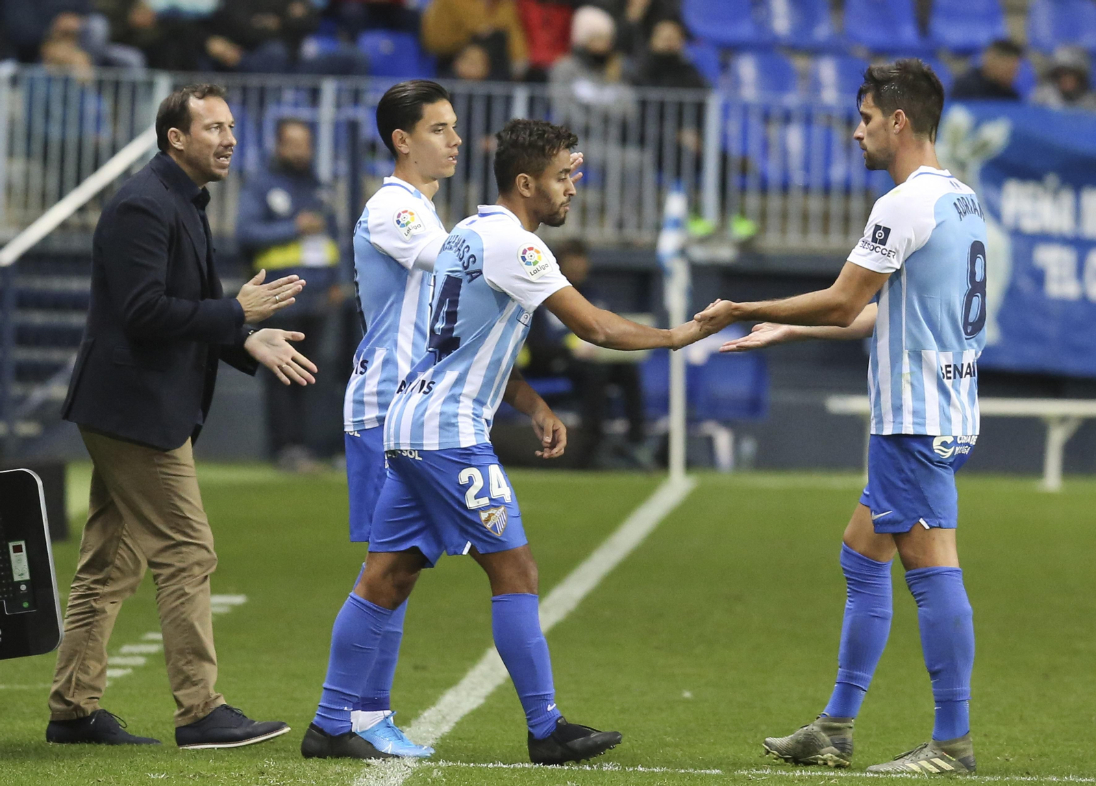 Benkhemassa, entrando por Adrián en el Málaga-Tenerife.