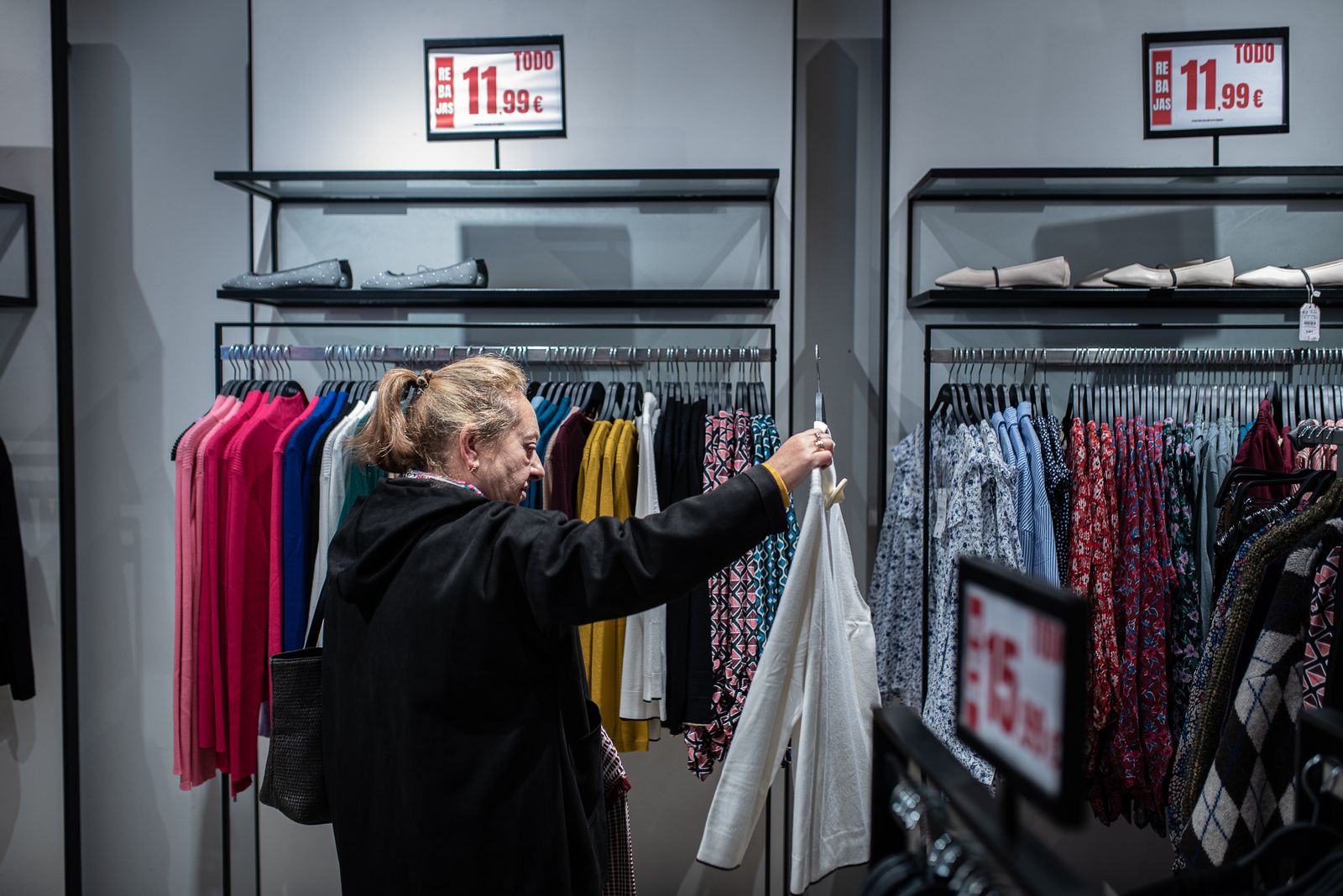 Imágenes del primer día de rebajas en los comercios de Huelva