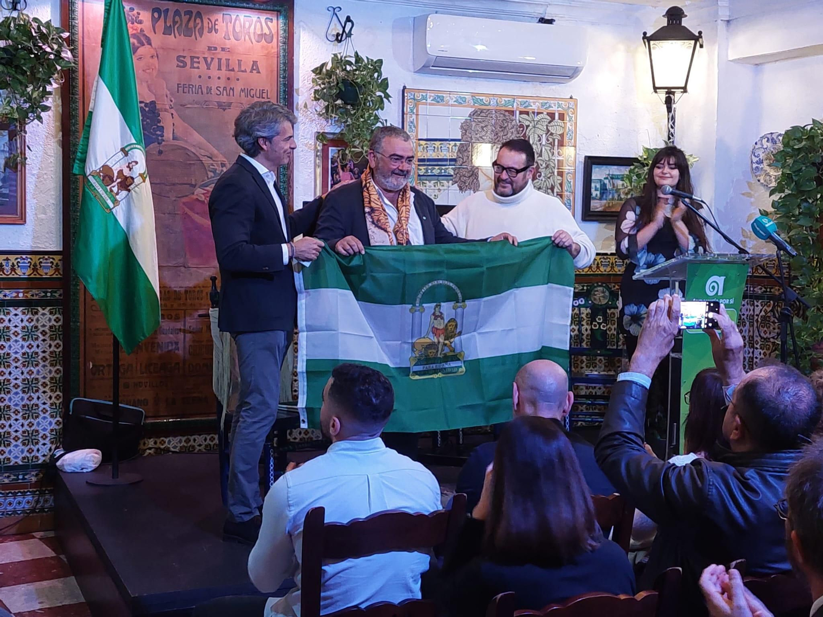 La enterga de Banderas de Andalucía de AxSí San Fernando por el 4D, en imágenes