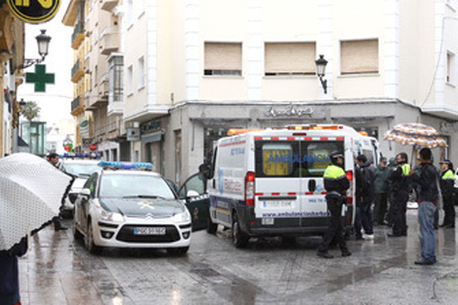 La Guardia Civil, que se personó junto a la Policía Local y los servicios sanitarios, ha abierto una investigación para tratar de aclarar los hechos. /Sonia Ramos
