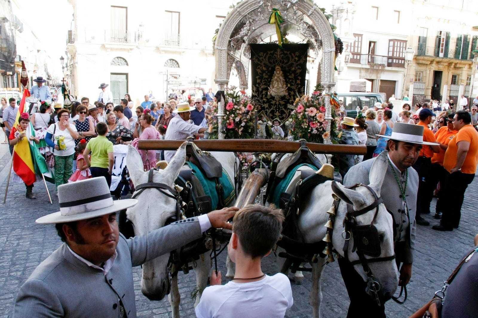 El Simpecado de la Hermandad del Rocío de El Puerto en la plaza de España antes de comenzar su peregrinación en junio de 2017.