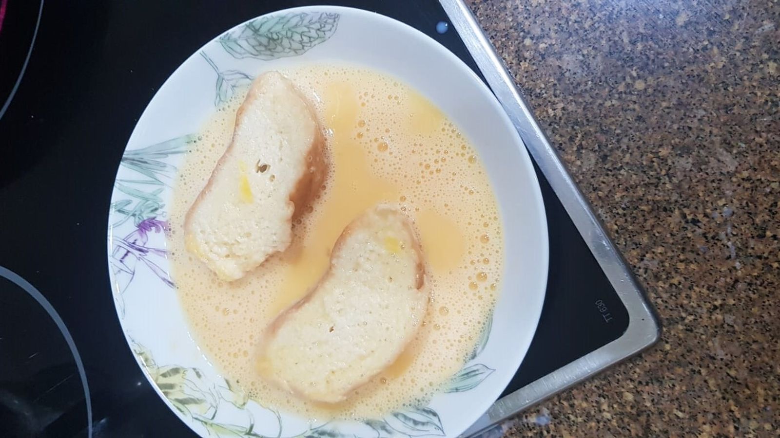 Rebozamos en huevo las rebanadas previamente empapadas en leche.