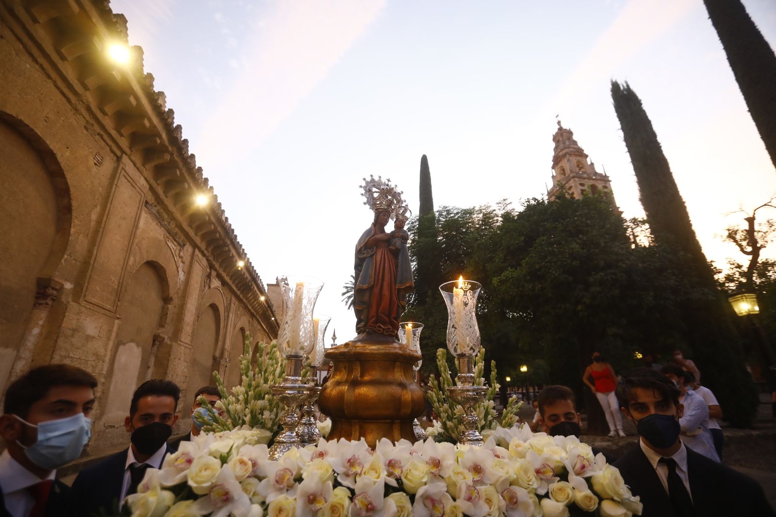 El vía lucis con la Virgen de la Fuensanta en el Patio de los Naranjos, en imágenes