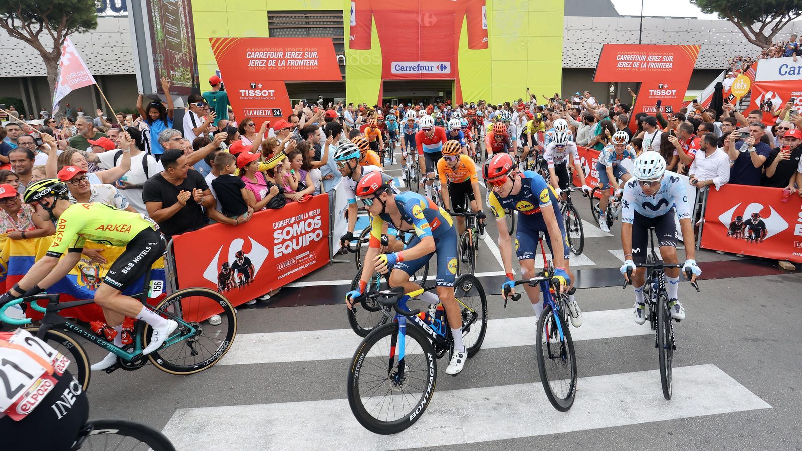Así fue la salida de la Vuelta España desde Carrefour Sur en Jerez