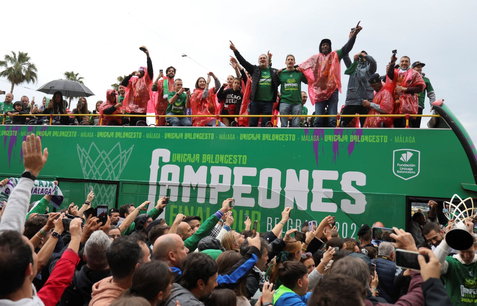 El Unicaja celebra en las calles de Málaga el título de la BCL