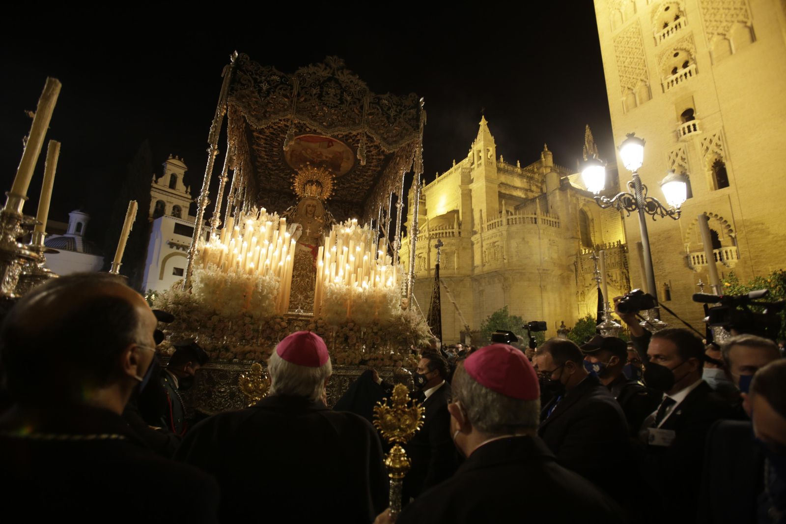 La Candelaria visita el Palacio Arzobispal y el Ayuntamiento de Sevilla
