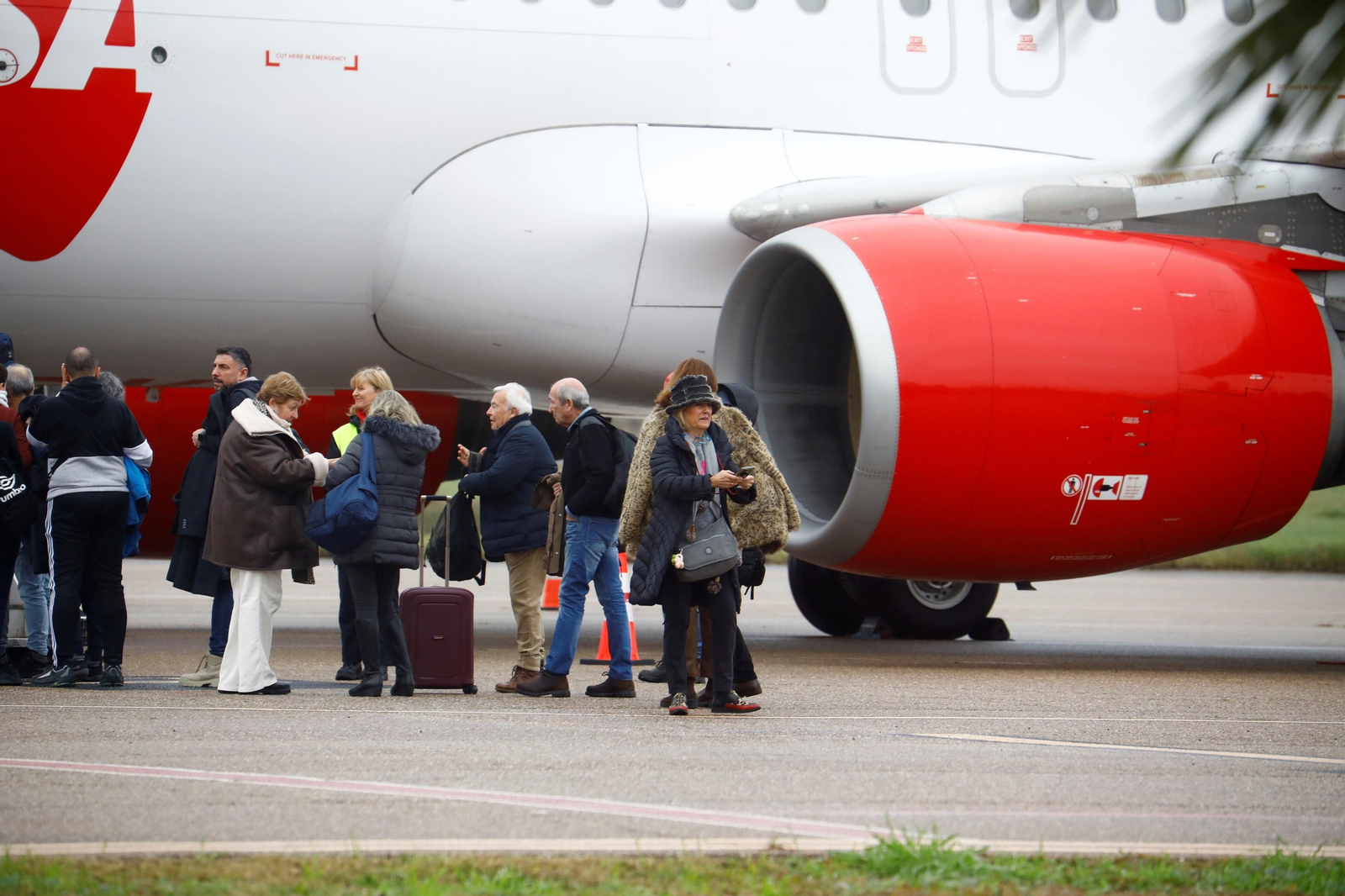 El despegue del el primer vuelo chárter a Europa en el aeropuerto de Córdoba, en imágenes
