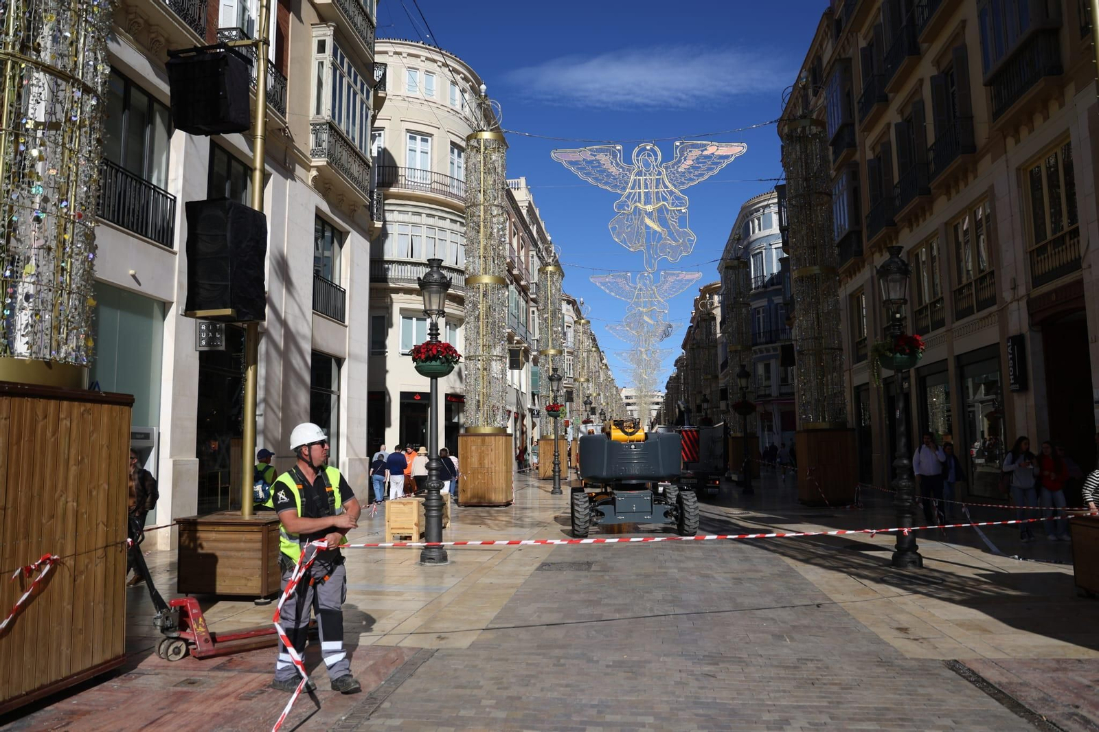 Empieza el montaje del alumbrado de Navidad de calle Larios