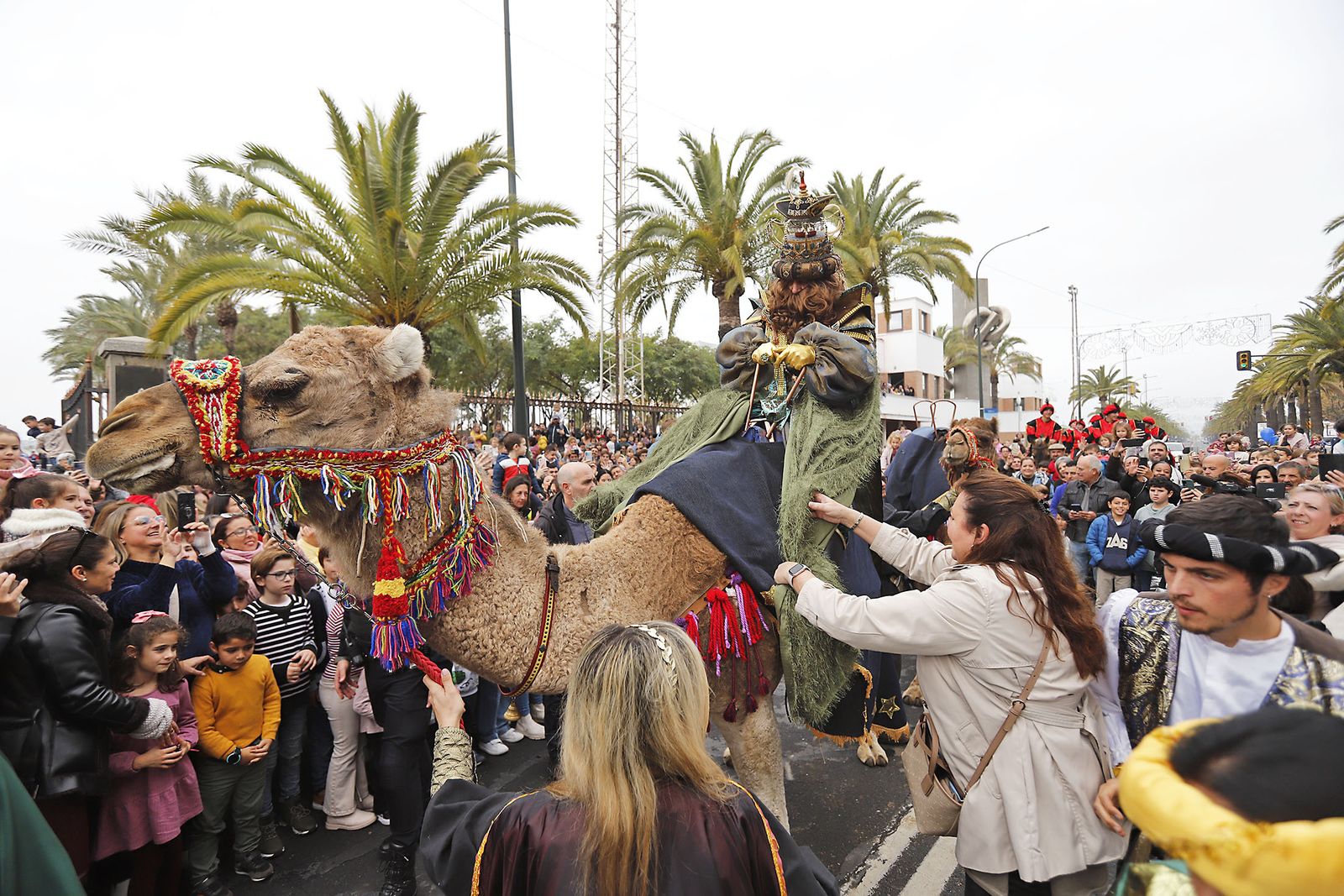 Imágenes de la mágica llegada de los Reyes Magos y la Estrella de la Ilusión a Huelva en barco