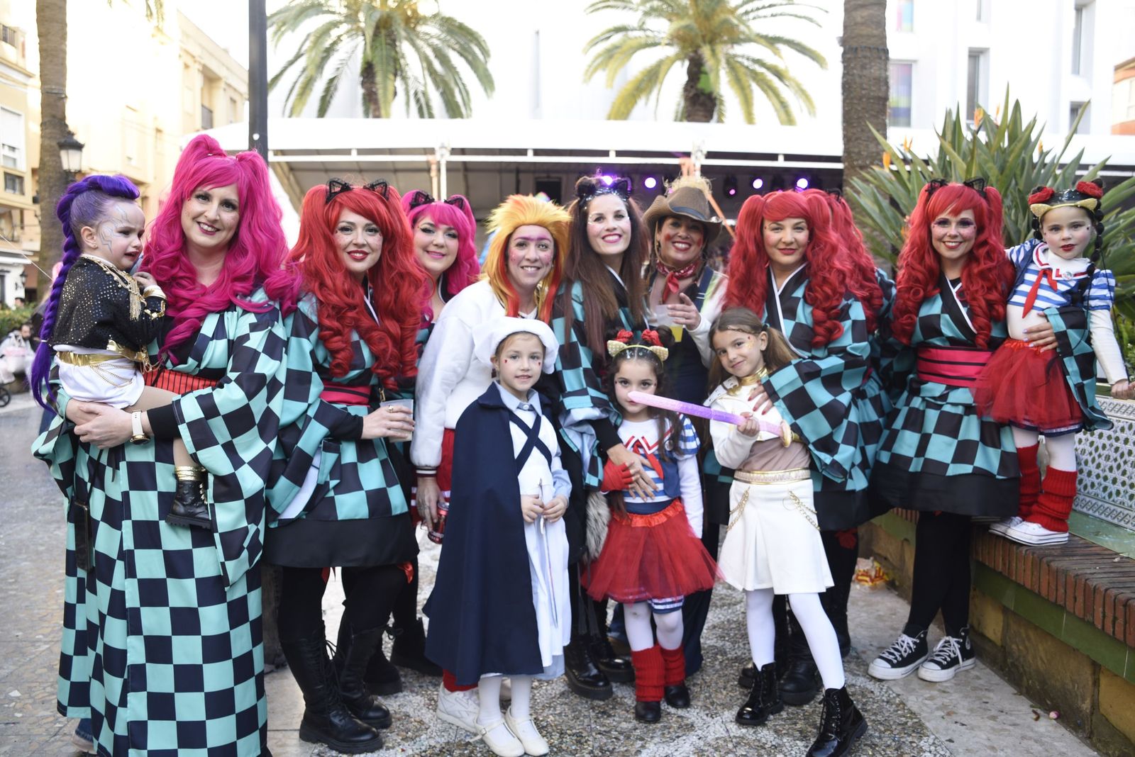 Búscate en las fotos de la fiesta en la calle del sábado en el Carnaval de la Concha Fina de La Línea
