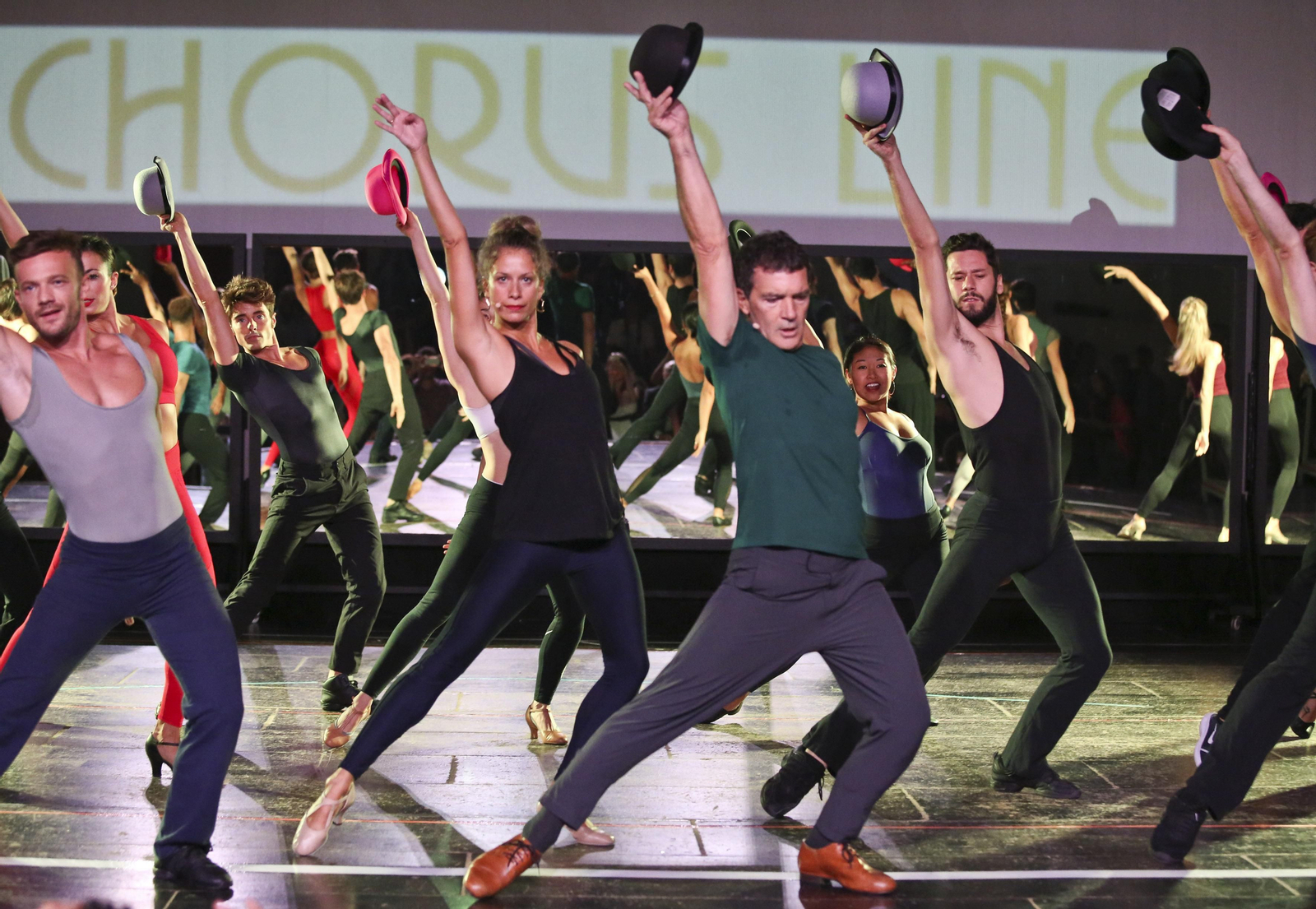 Antonio Banderas junto a varios artistas en un ensayo de 'A Chorus Line'