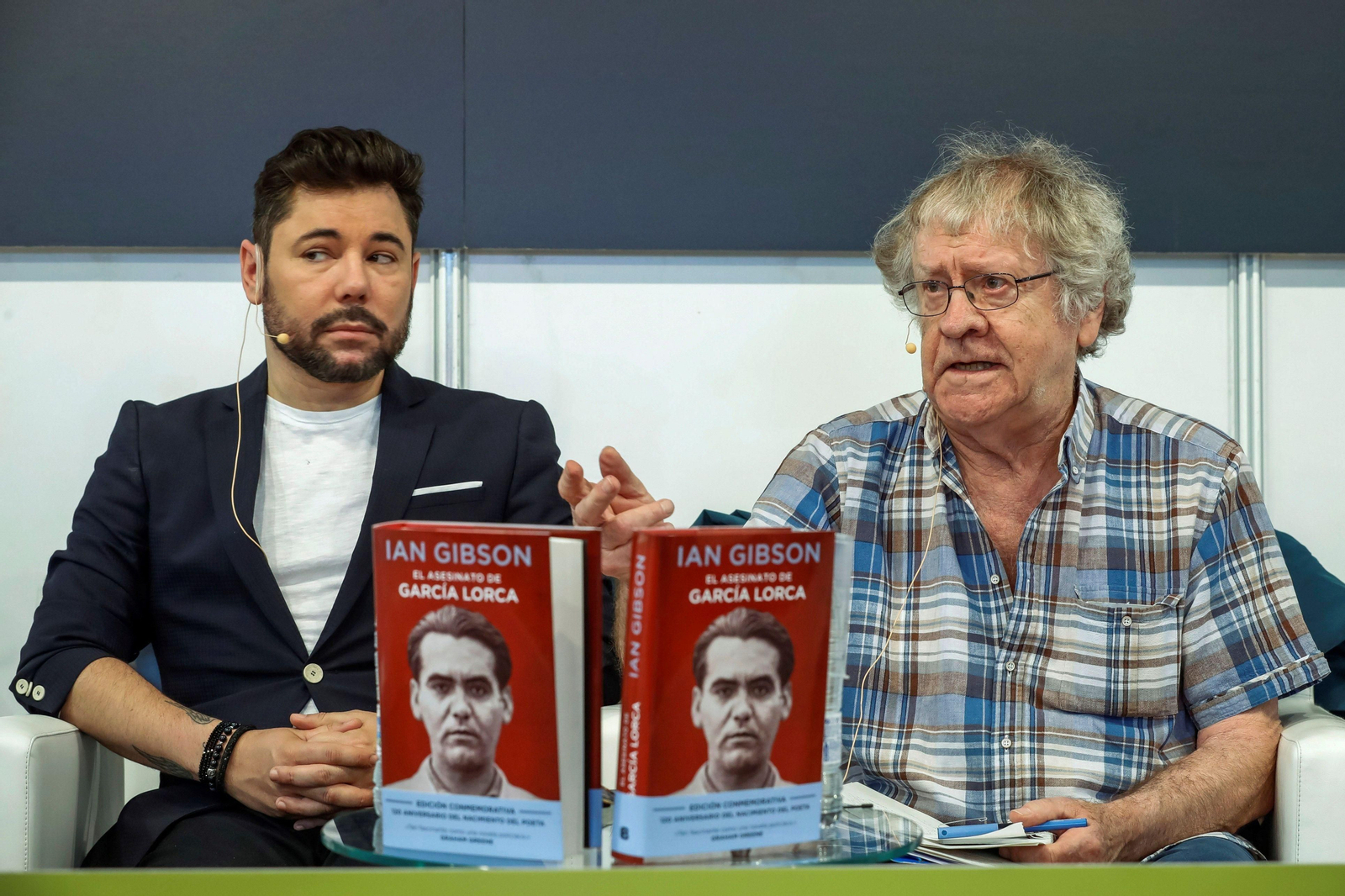 El escritor Ian Gibson acompañado por el cantaor Miguel Poveda.