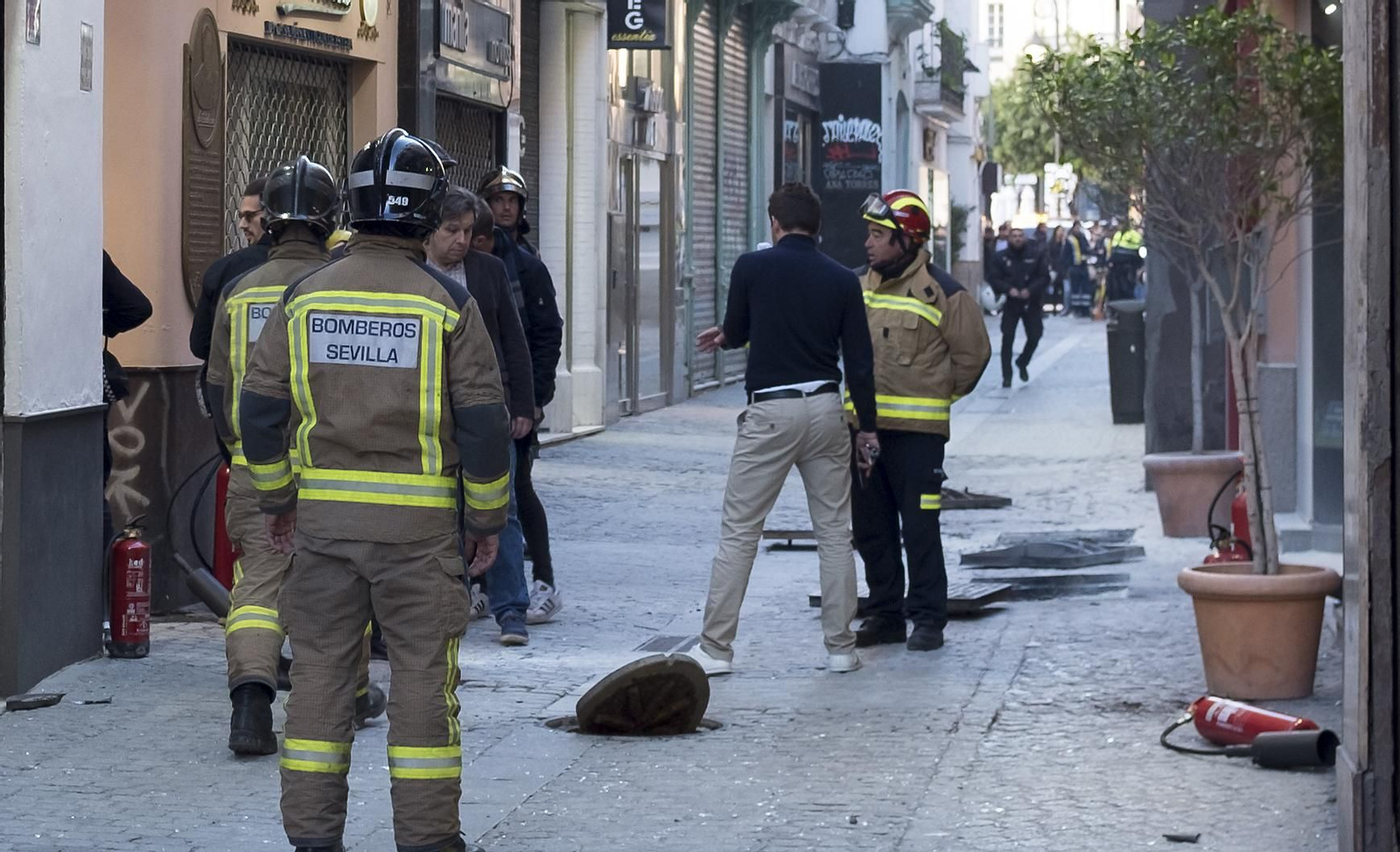 Imágenes del dispositivo de emergencias por las explosiones eléctricas en la calle Cuna