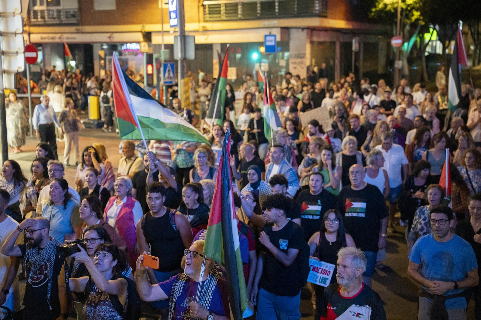 La Plataforma Almería por Palestina se manifiesta por la situación en Gaza, en imágenes