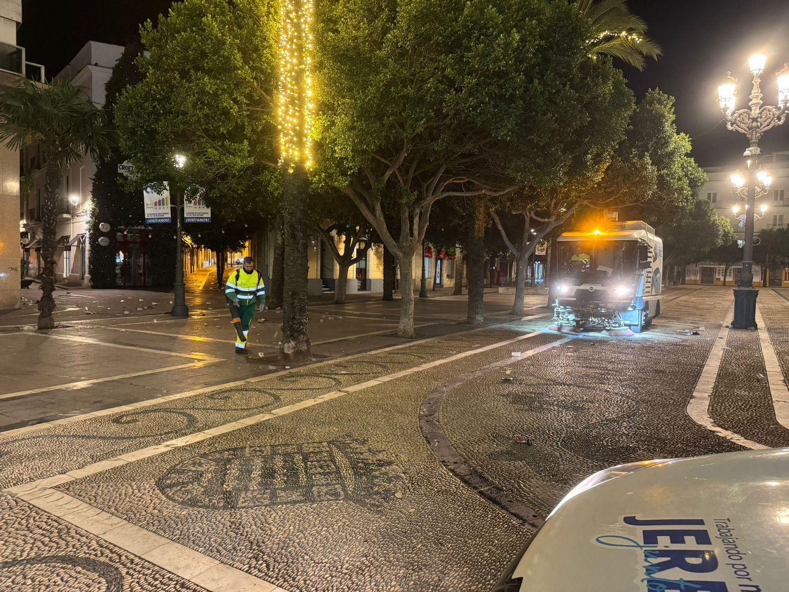 Un operario de limpieza, durante la recogida de residuos en el centro tras la celebración de las zambombas.