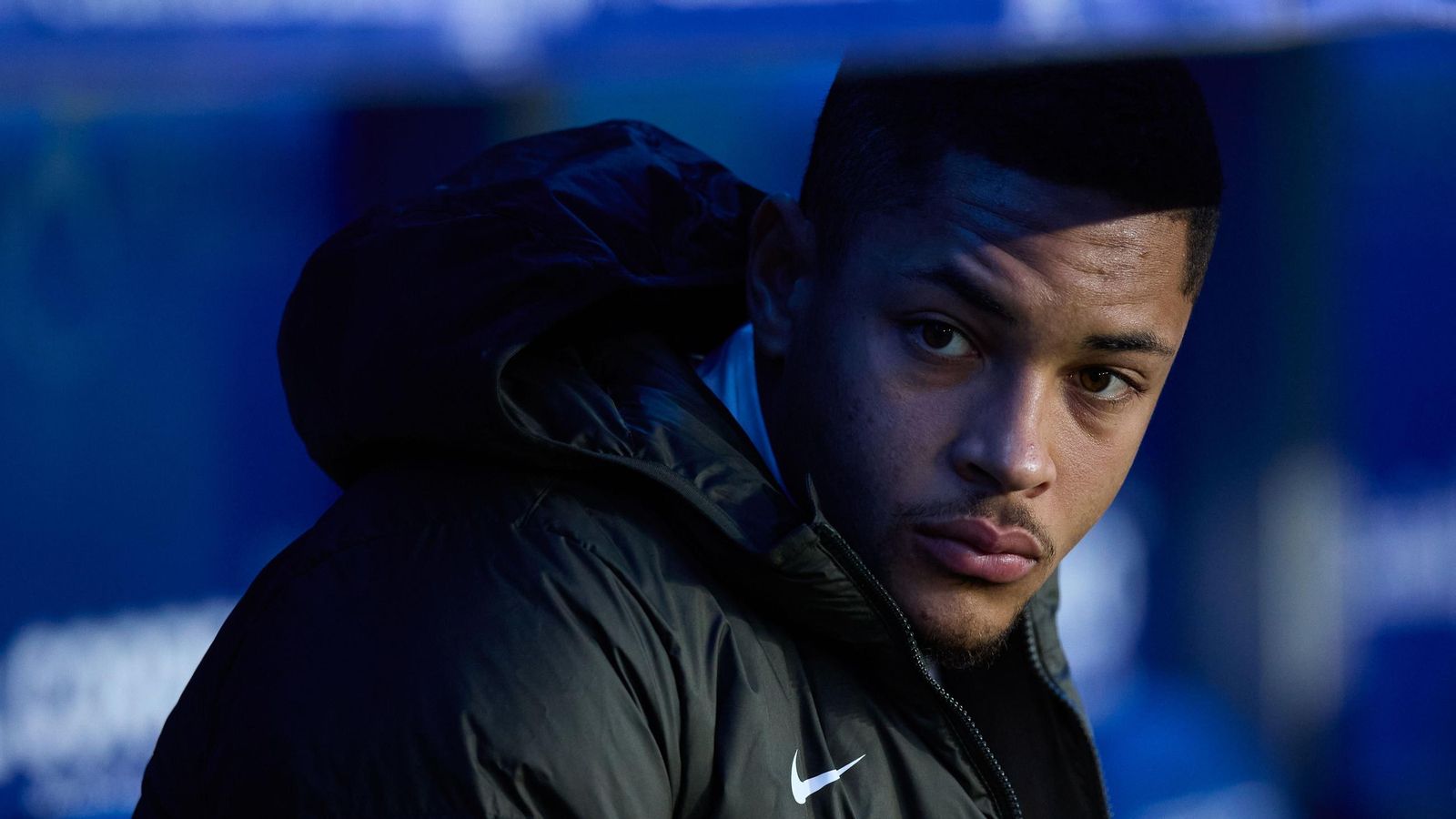 Vitor Roque en el banquillo de un partido entre Alavés y Barcelona