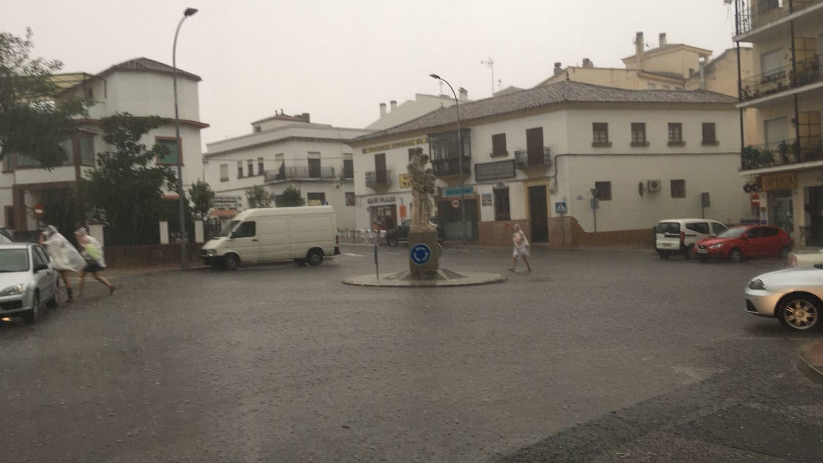 Una plaza anegada por las lluvias en Ronda.
