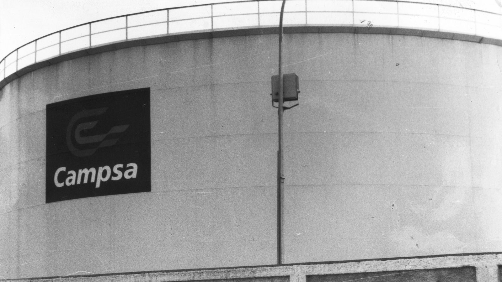 Primer plano de un depósito con una pintada pidiendo su desmantelamiento