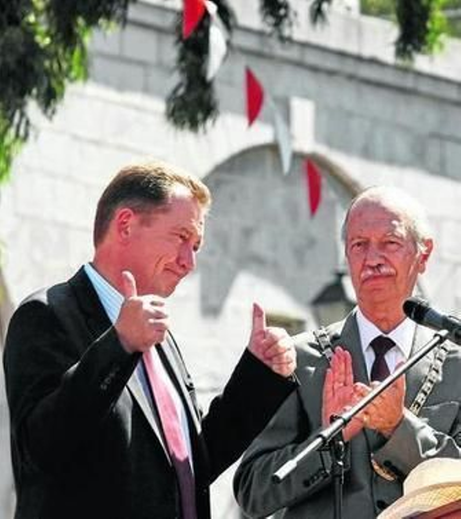 Graham Watson (izquierda), durante la entrega de la Libertad de la Ciudad.