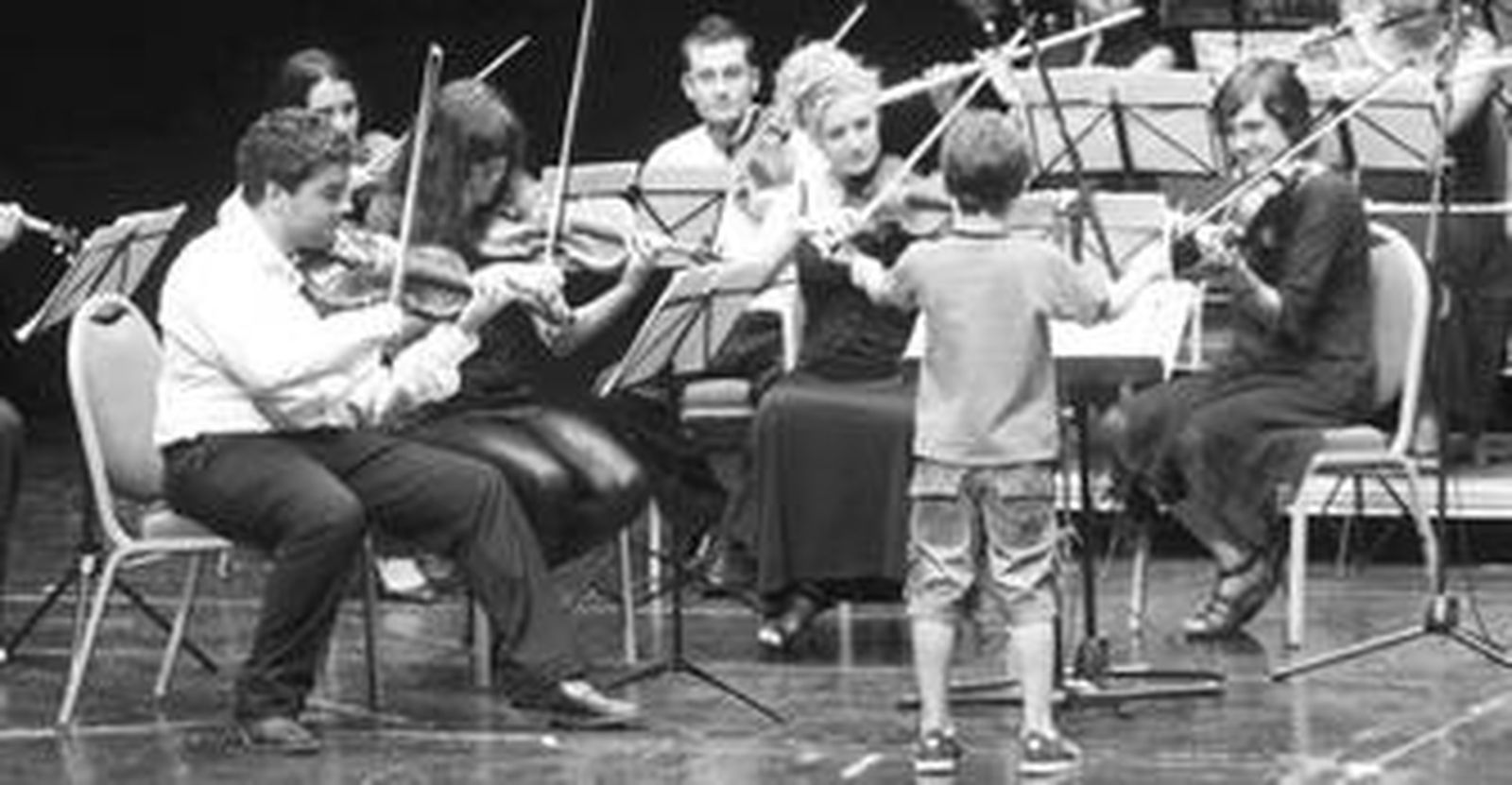 Un niño toma el mando como director de orquesta, anoche, en el Palacio de Congresos de La Línea.