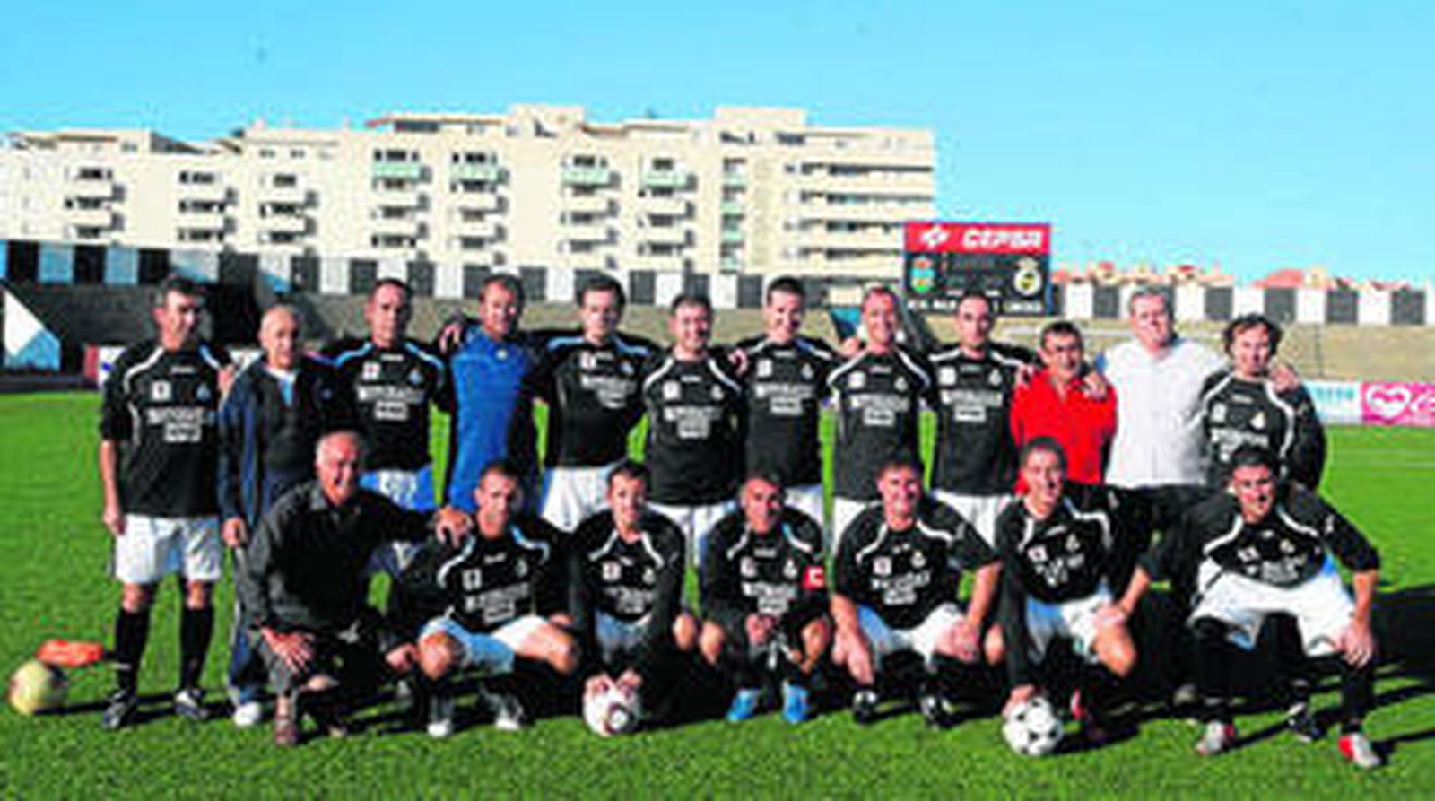 Los veteranos de la Balona posan ayer en el estadio Municipal.