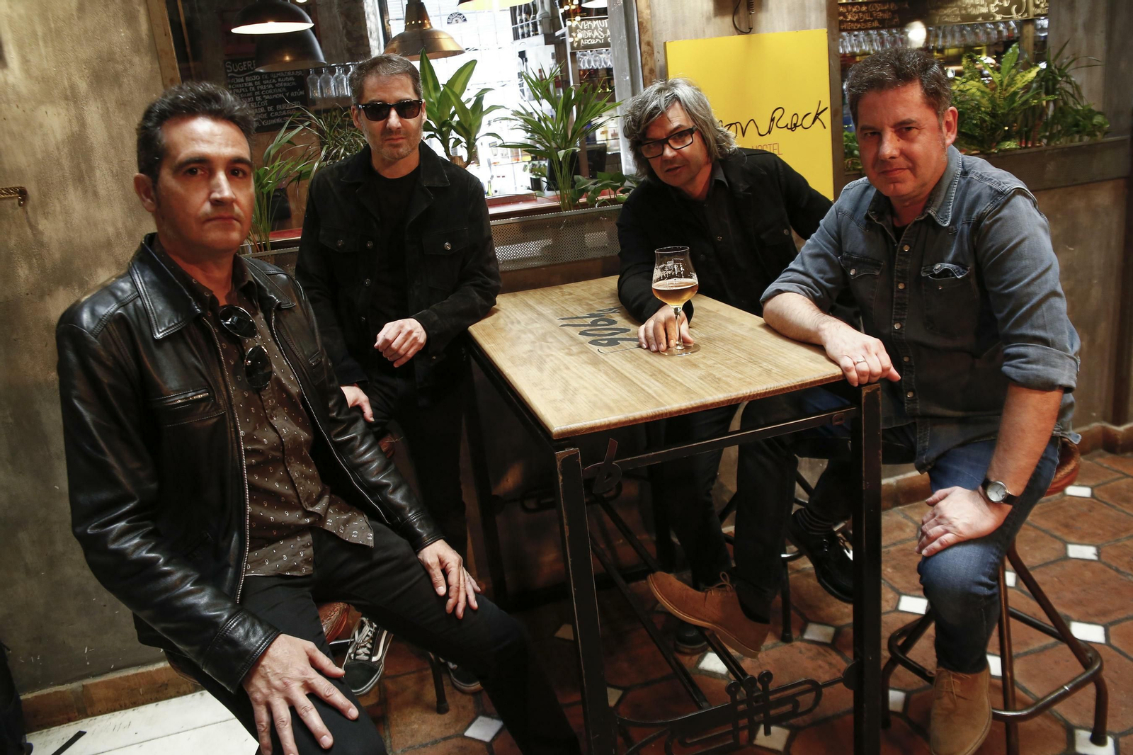 Jacinto Ríos, Víctor Lapido, Tacho González y José Ignacio Lapido posan antes de la entrevista en el Lemon Rock.