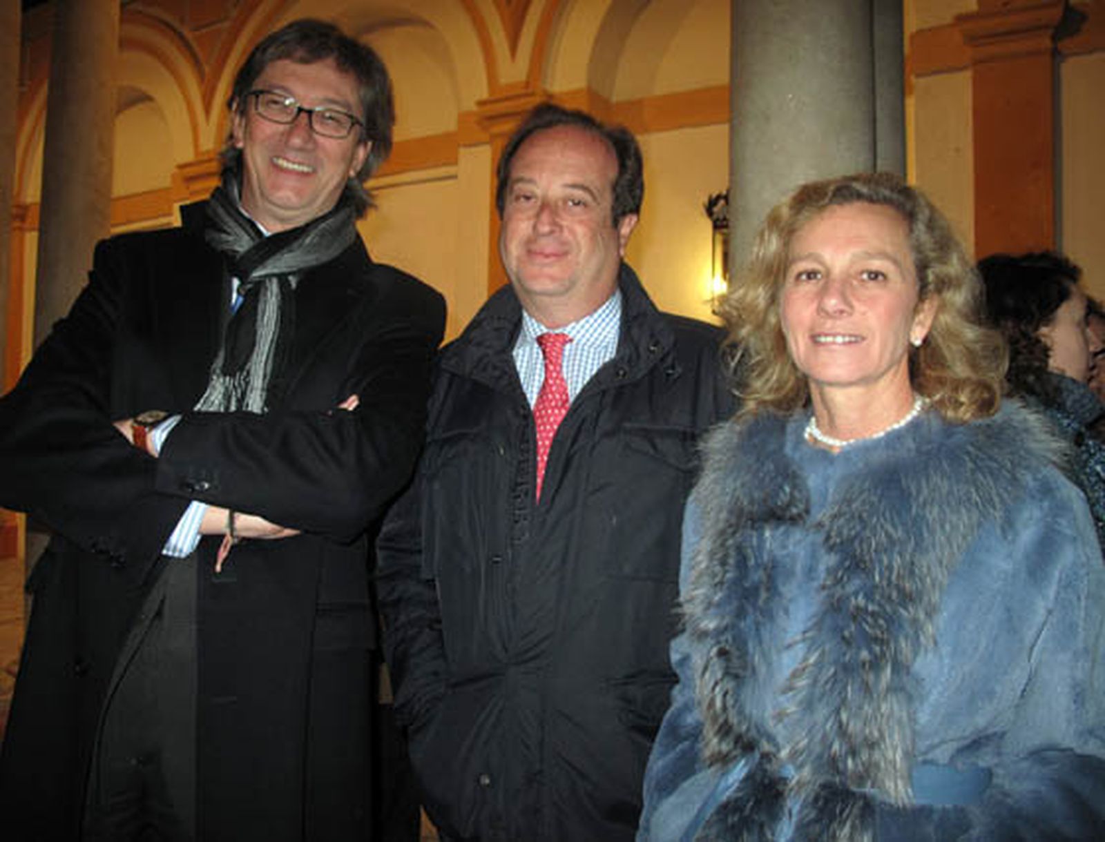 El viceconsejero de Salud, Enrique Cruz, con Antonio Castaño Seiquer y Adela González, de la Fundación Odontológica Social.

Foto: Victoria Ramírez