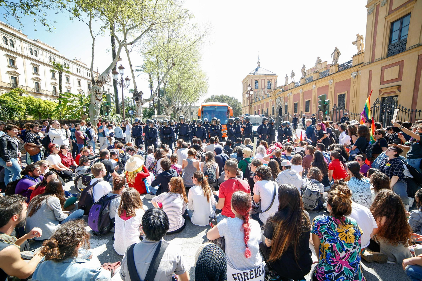 El recibimiento en Sevilla al autobús de Hazte Oír, en imágenes