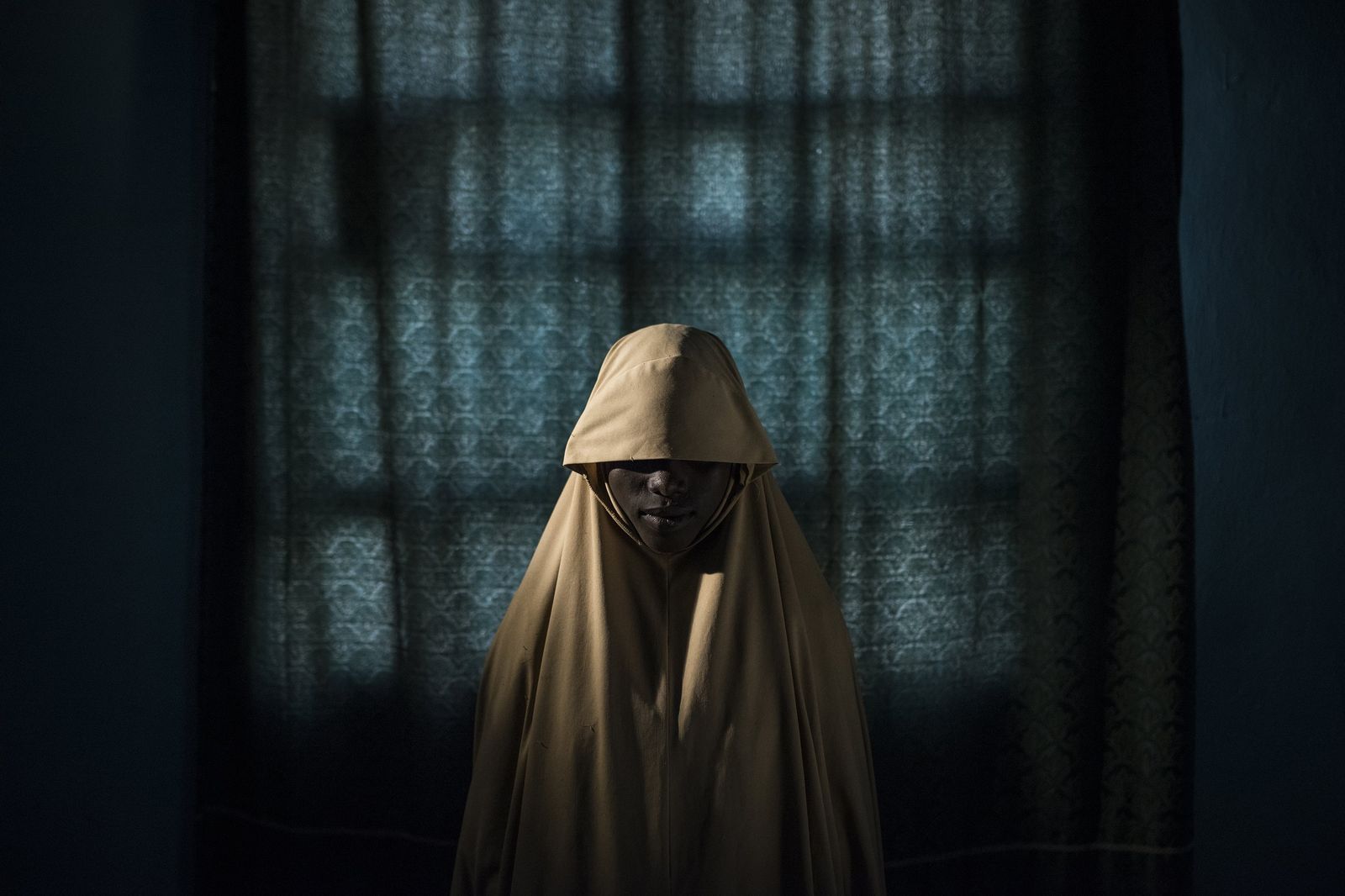Ganadora del primer premio de la categoría 'Personas - Historias'. La foto muestra a Aisha, de 14 años, posando en un retrato en Maiduguri, estado de Borno, Nigeria, el 21 de septiembre de 2017. Aisha fue secuestrada por Boko Haram y luego se le asignó una misión suicida. Después de que fue atada con explosivos, ella encontró ayuda y no completó su tarea. Firma la imagen  Adam Ferguson.