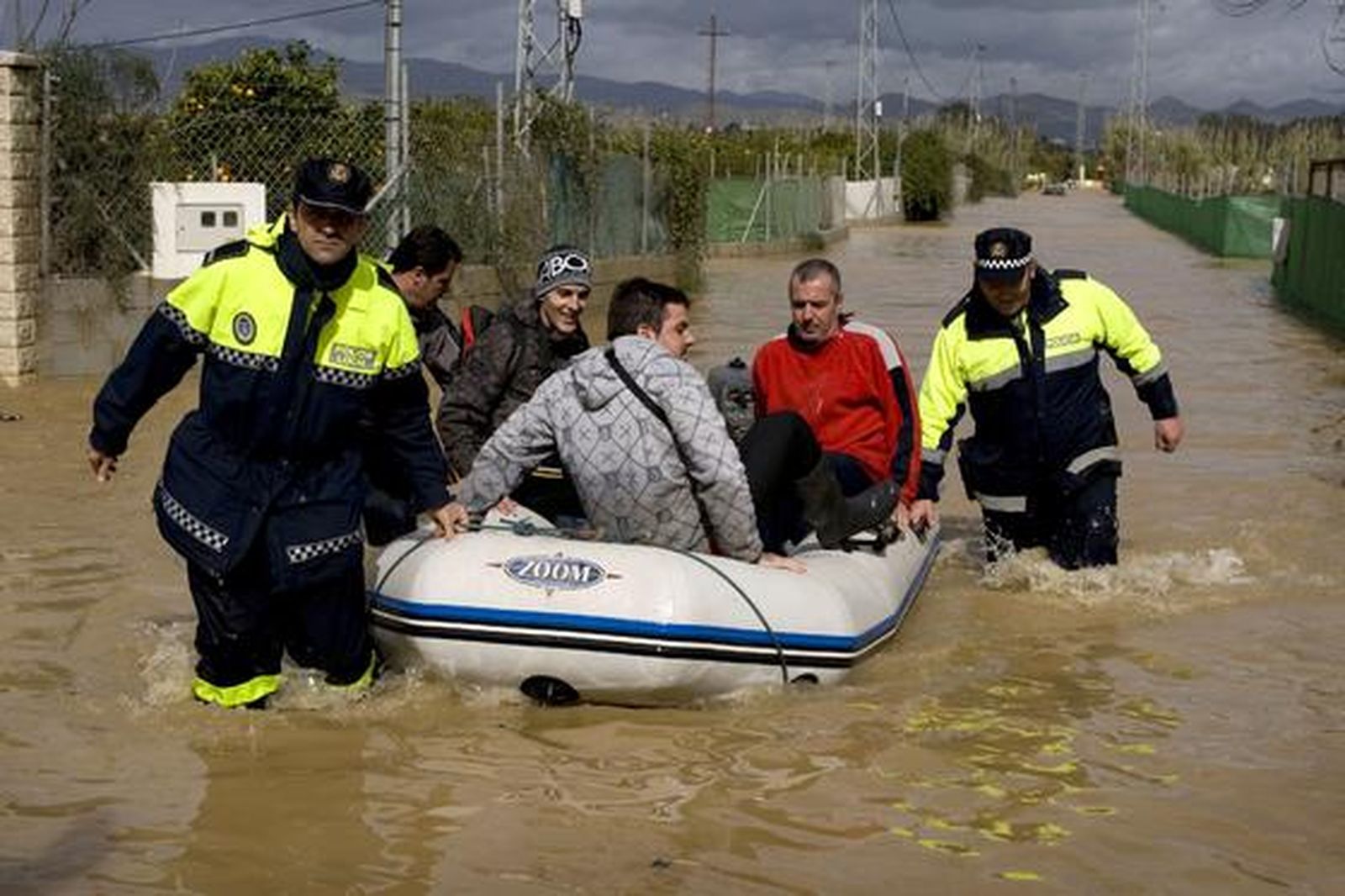Rescate en balsa por en Alhaurín de la Torre.

Foto: Migue Fernández, Sergio Camacho, Agencias