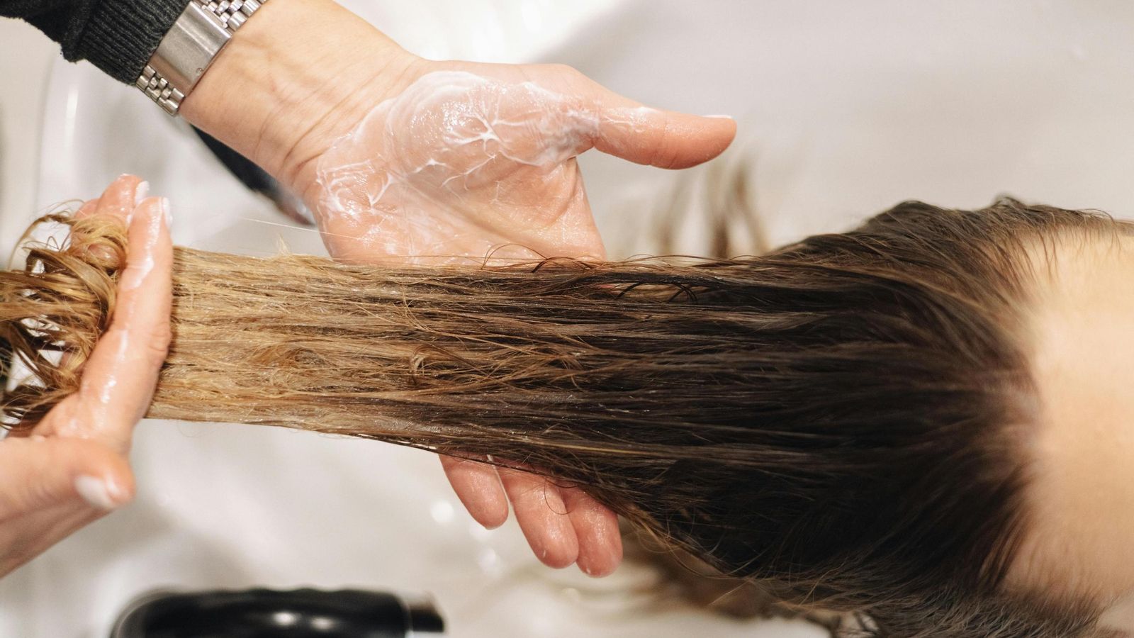 Los tratamientos ayudan a fortalecer el cabello después de la exposición al cloro.