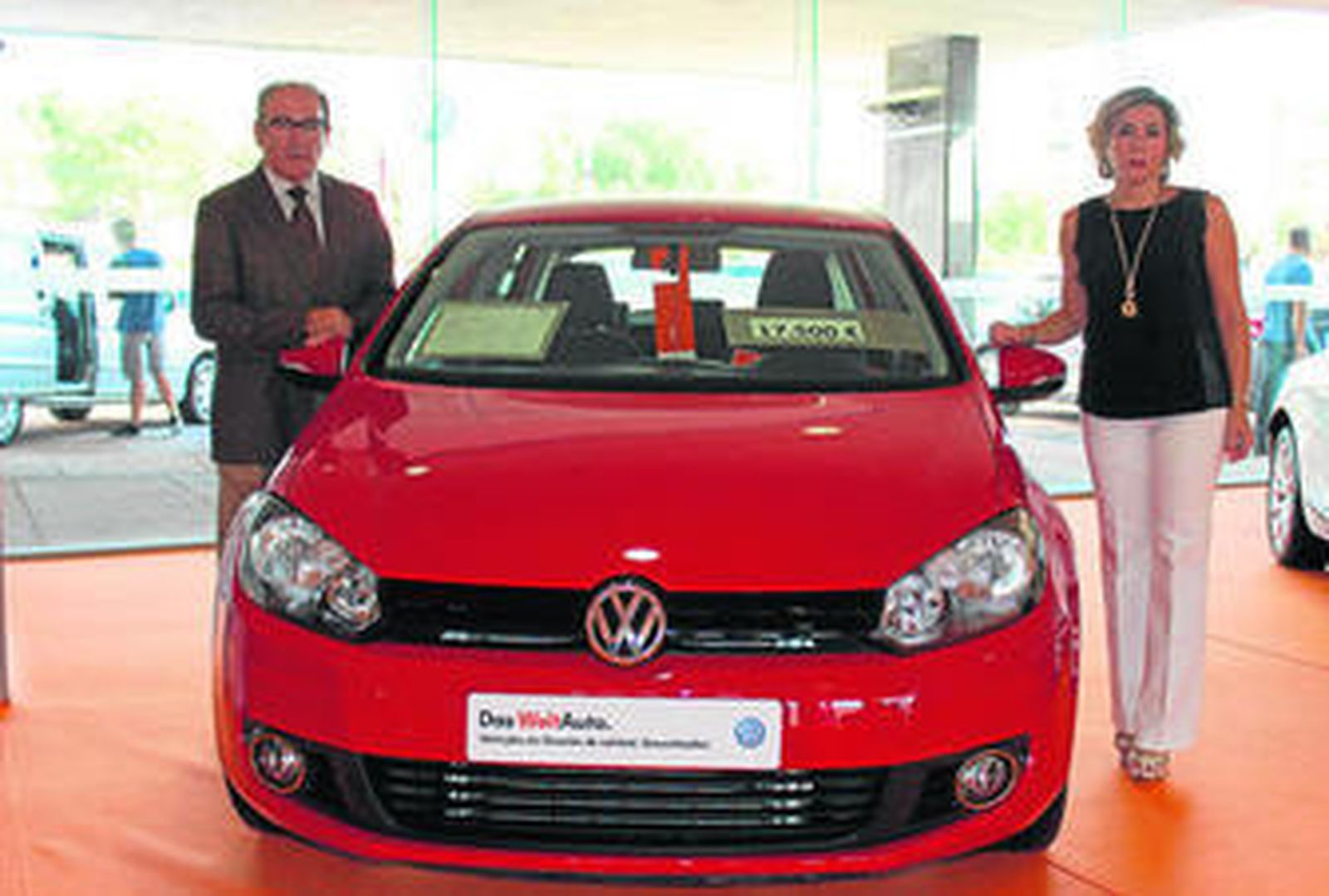 Los responsables de Vera Import, José Antonio Flores y María José Flores, junto un Volkswagen Golf último modelo, todo un clásico de la marca alemana.