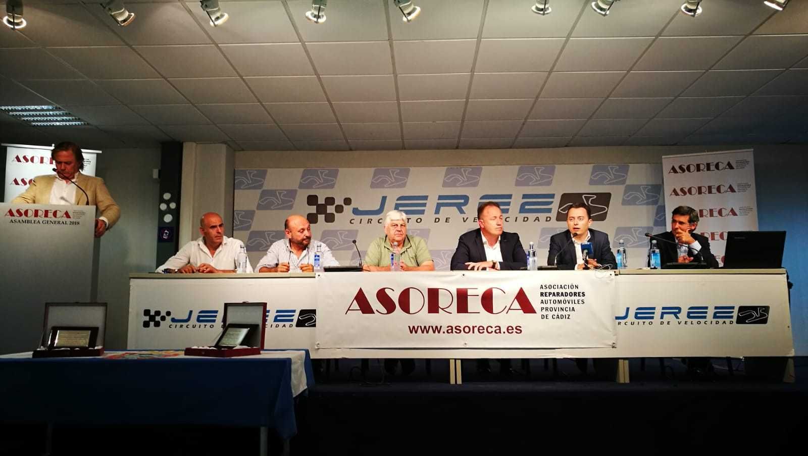 Mesa presidencial de la asamblea, presidida por Féliz Moreno y con Santiago Galván a su izquierda.