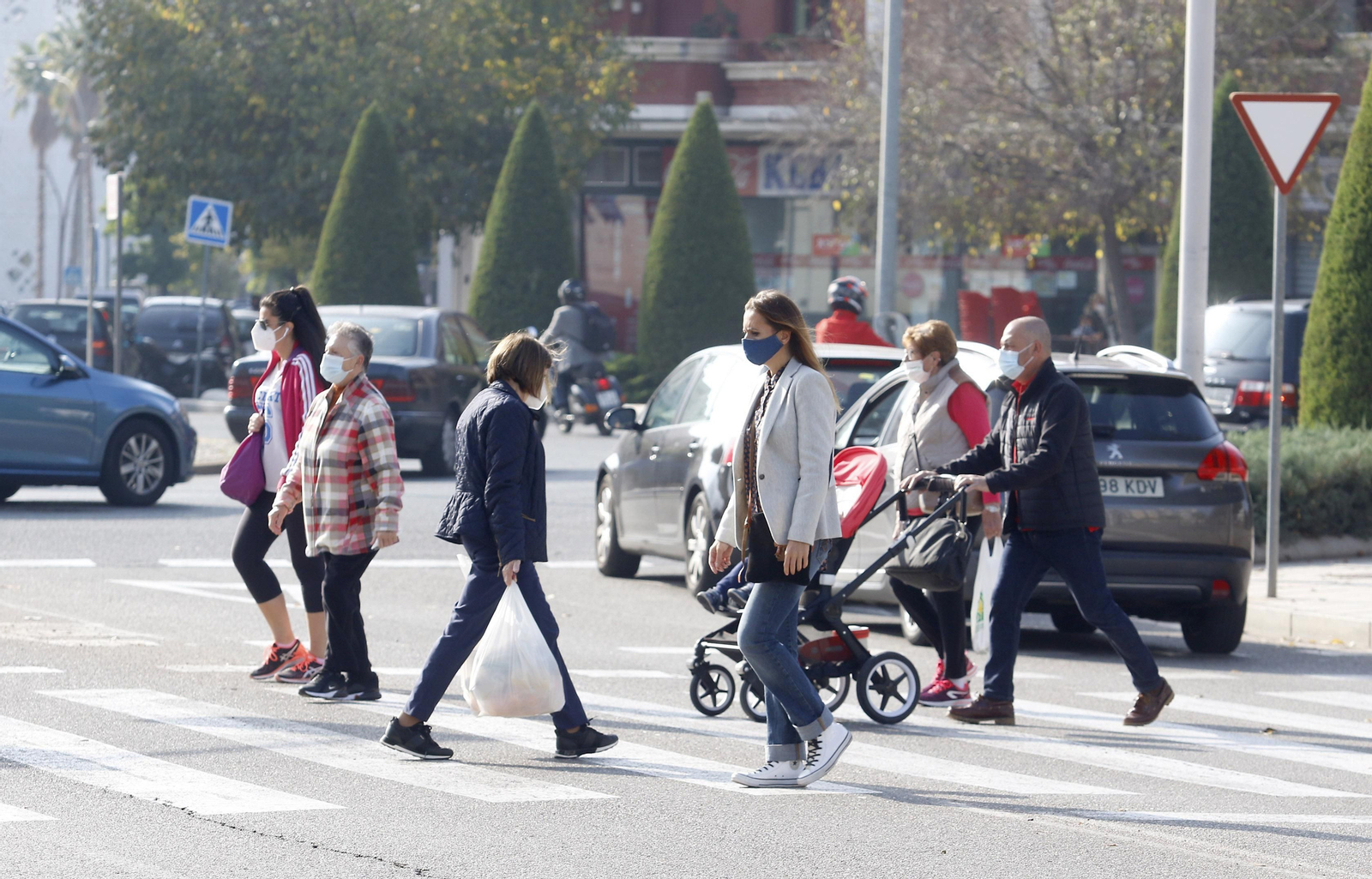 Varias personas pasean por Córdoba.