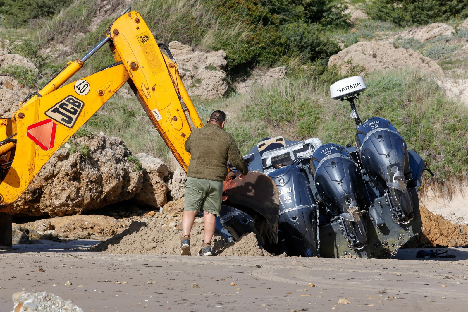 Intervienen casi 3.000 kilos de hachís en la playa de Bolonia, en imágenes