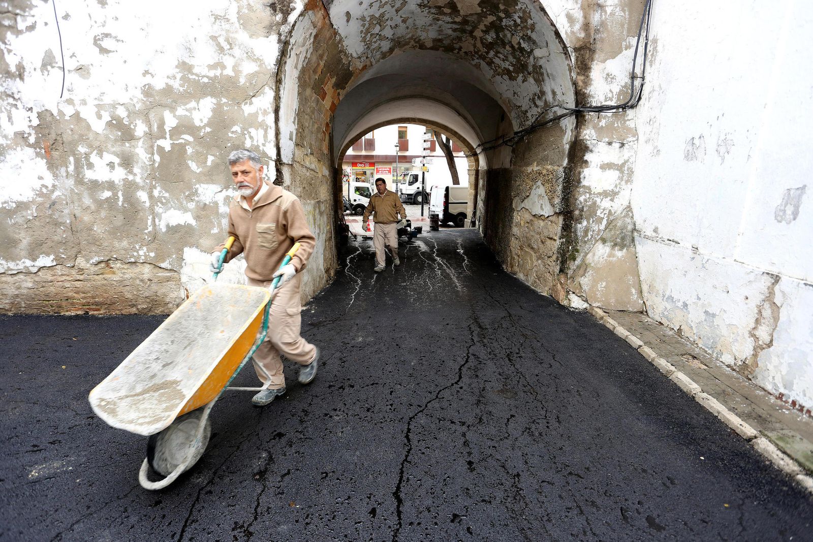 Labores de asfaltado ayer de la calle Frías.