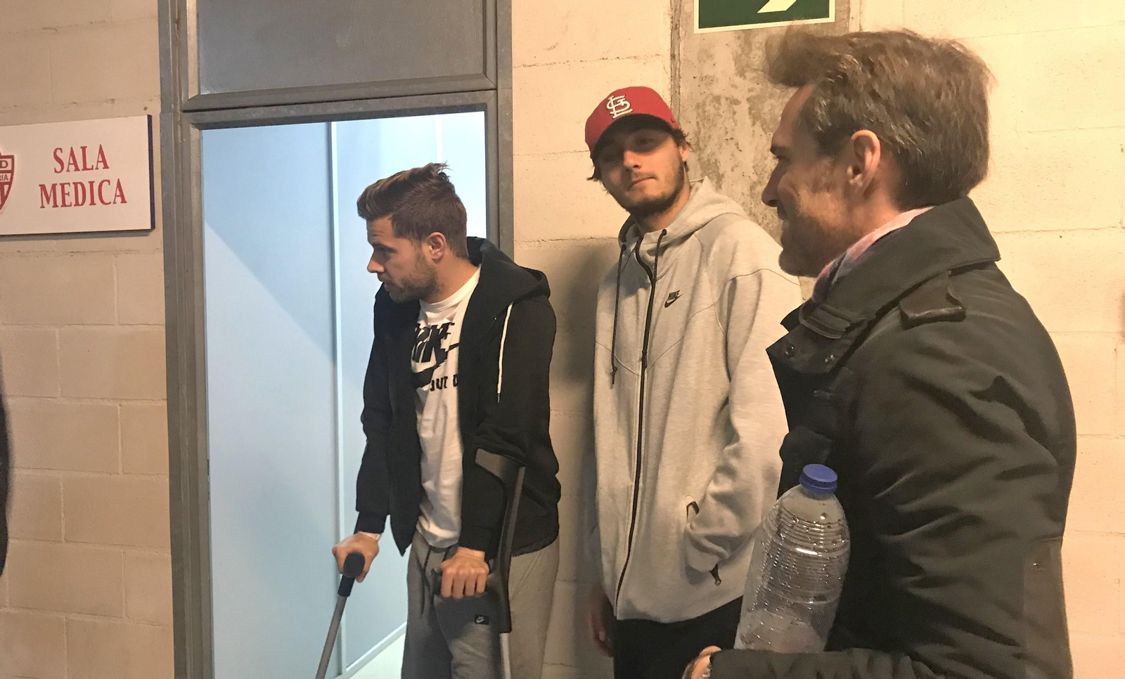 Mandi, Soleri y Corona, en la puerta de la sala médica del Mediterráneo.